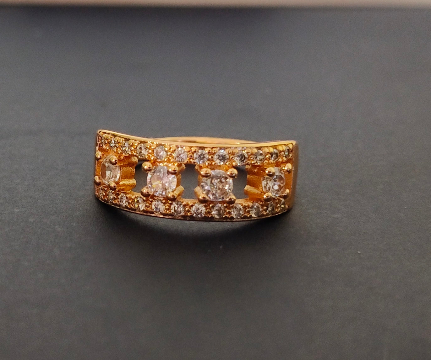 Gold fashion diamond ring